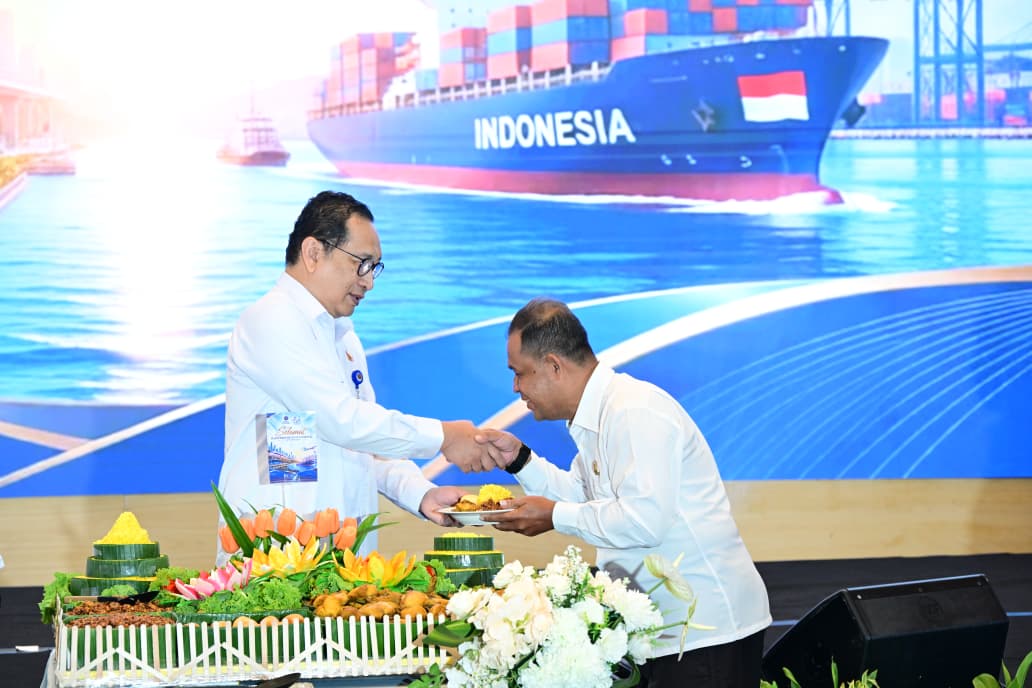Penyerahan penghargaan kepada Samsul Bahri sebagai Insan Transportasi 2026