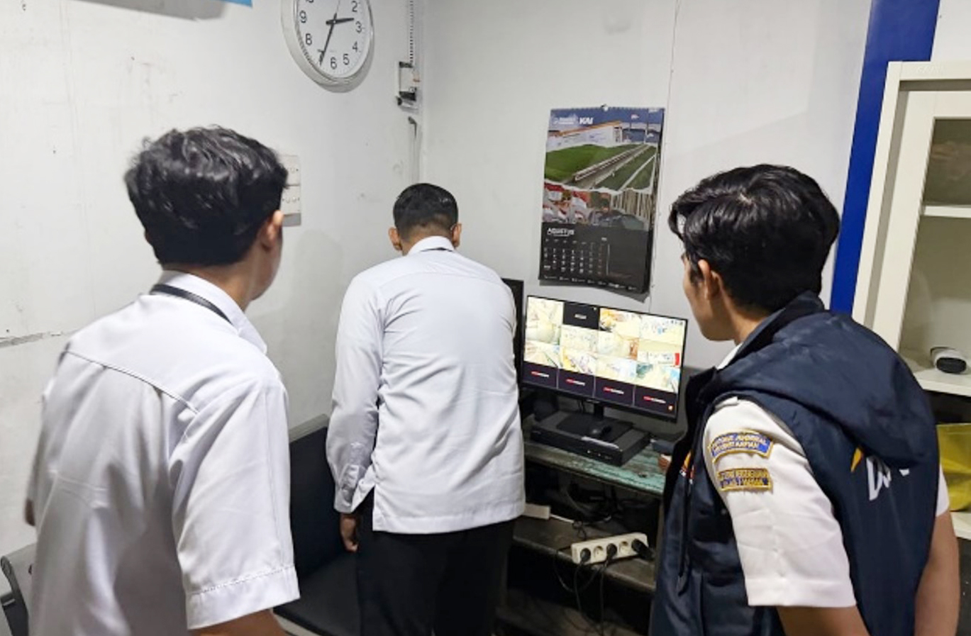 Pengecekan teknis sistem pemantauan CCTV di Stasiun Medan